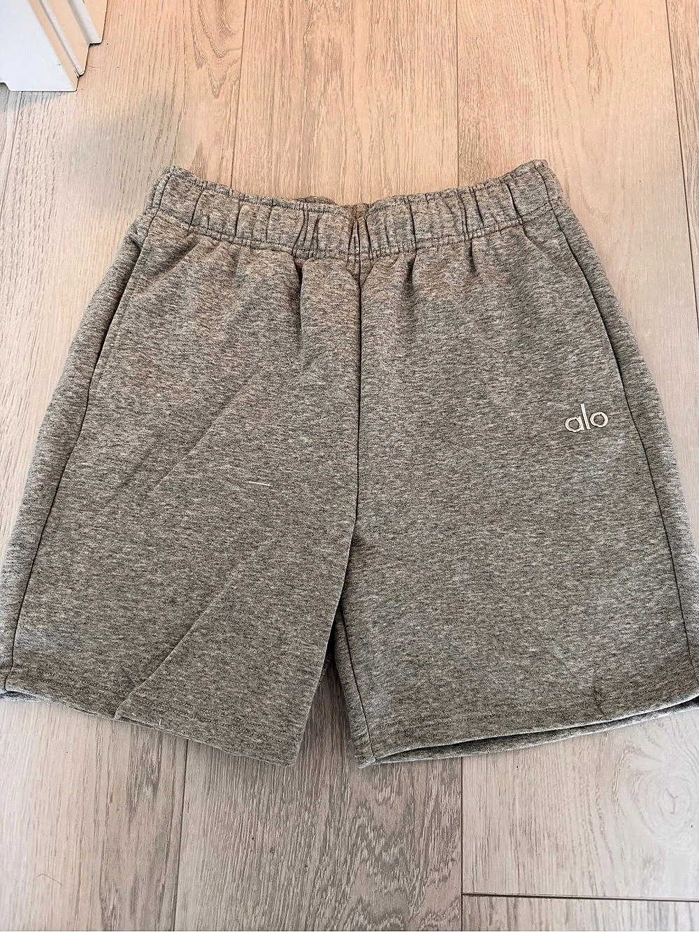 alo Athletic Shorts in Gray Size Small